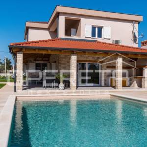 Moderna vila s bazenom i velikom privatnom okućnicom u blizini Nina
