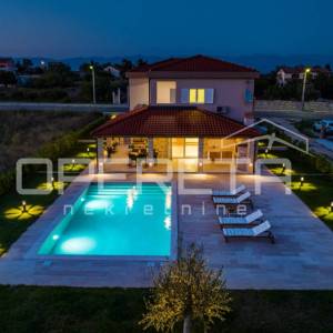 Moderna vila s bazenom i velikom privatnom okućnicom u blizini Nina
