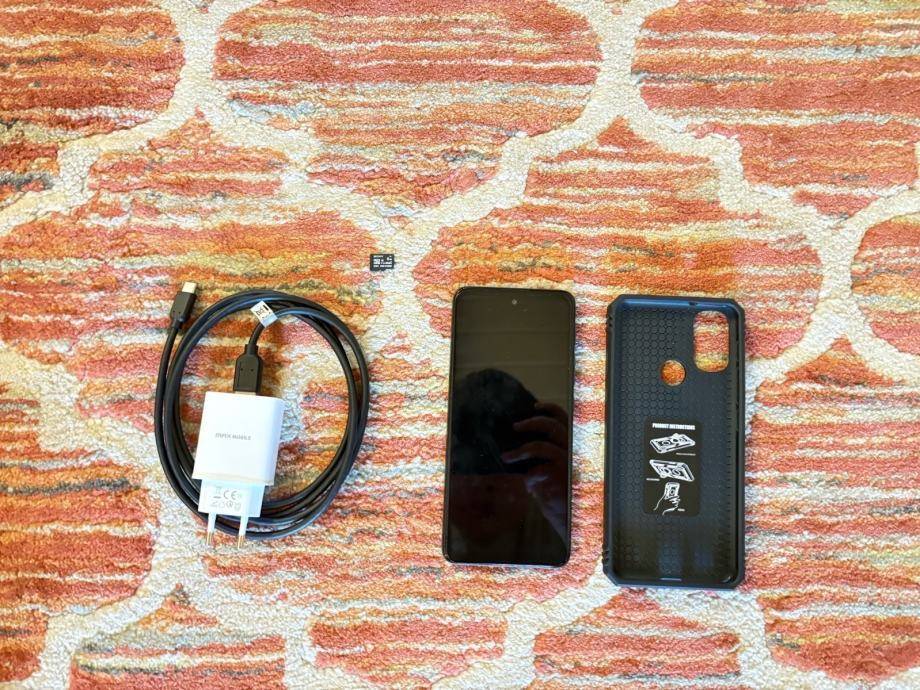 Motorola Moto E40 (64GB) - otključan + oprema (čitaj opis)