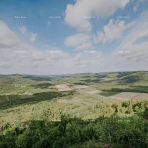 MOTOVUN – AUTOHTONA KAMENA KUĆA U STAROGRADSKOJ JEZGRI S DVORIŠTEM OD 50 m²
