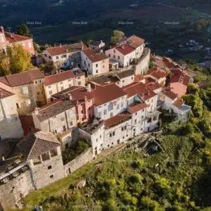 MOTOVUN – AUTOHTONA KAMENA KUĆA U STAROGRADSKOJ JEZGRI S DVORIŠTEM OD 50 m²