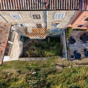 MOTOVUN – AUTOHTONA KAMENA KUĆA U STAROGRADSKOJ JEZGRI S DVORIŠTEM OD 50 m²
