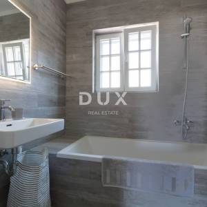 Murter, dvojna kamena kuća s bazenom, 148 m²