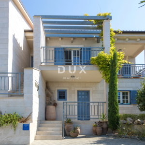 Murter, dvojna kamena kuća s bazenom, 148 m²
