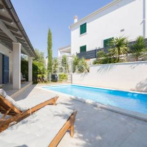 Murter, dvojna kamena kuća s bazenom, 148 m²