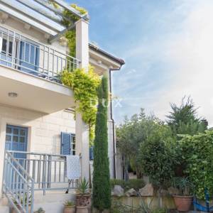 Murter, dvojna kamena kuća s bazenom, 148 m²