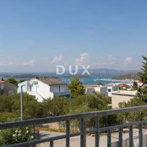 Murter, dvojna kamena kuća s bazenom, 148 m²