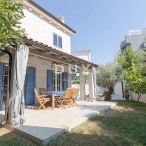 Murter, dvojna kamena kuća s bazenom, 148 m²