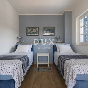 Murter, dvojna kamena kuća s bazenom, 148 m²