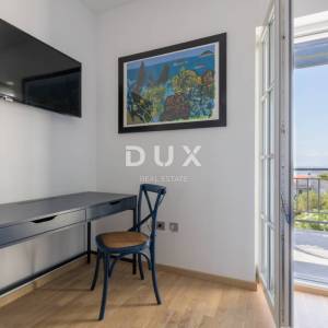 Murter, dvojna kamena kuća s bazenom, 148 m²
