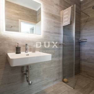 Murter, dvojna kamena kuća s bazenom, 148 m²