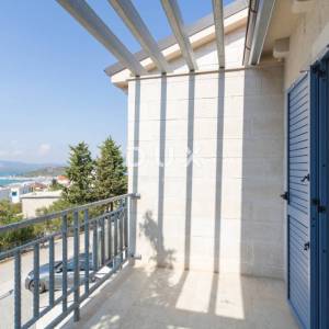 Murter, dvojna kamena kuća s bazenom, 148 m²
