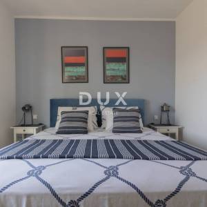 Murter, dvojna kamena kuća s bazenom, 148 m²