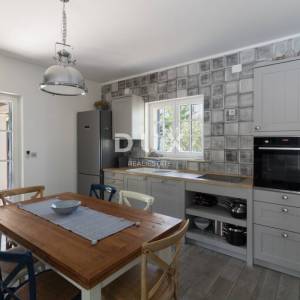 Murter, dvojna kamena kuća s bazenom, 148 m²