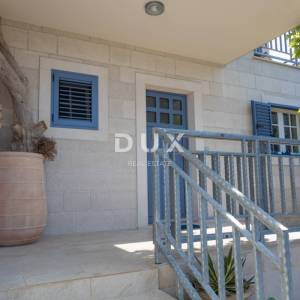 Murter, dvojna kamena kuća s bazenom, 148 m²