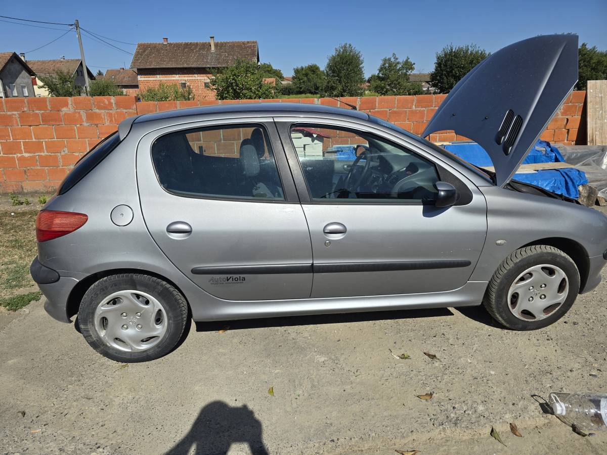 Na prodaju peugeot 206  benzin registriran