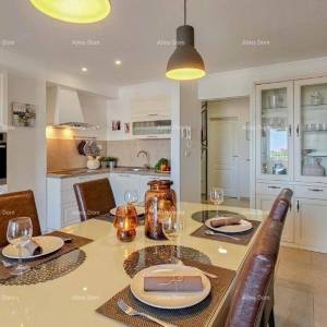 Novigrad – Dvoetažni stan 84 m² s terasom i parkingom