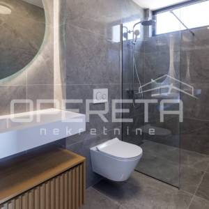 Krilo Jesenice, moderna vila 5* s panoramskim pogledom, 100m mora