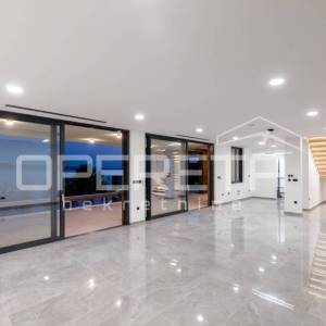 Krilo Jesenice, moderna vila 5* s panoramskim pogledom, 100m mora