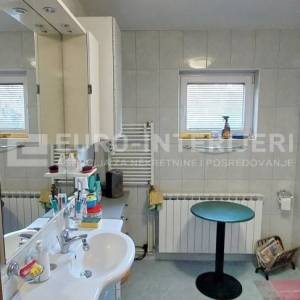 Obiteljska kuća u naselju Bizek površine 381 m², bez provizije!