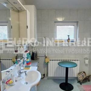 Obiteljska kuća u naselju Bizek površine 381 m², bez provizije!