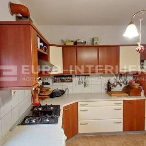 Obiteljska kuća u naselju Bizek površine 381 m², bez provizije!