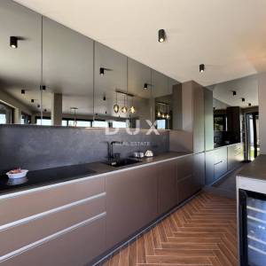 OPATIJA, SV. JELENA - villa 250m2 s panoramskim pogledom na more i bazenom + uređena okućnica 1200m2