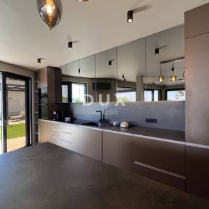 OPATIJA, SV. JELENA - villa 250m2 s panoramskim pogledom na more i bazenom + uređena okućnica 1200m2