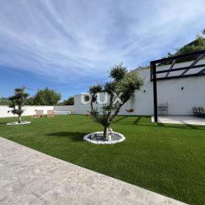 OPATIJA, SV. JELENA - villa 250m2 s panoramskim pogledom na more i bazenom + uređena okućnica 1200m2