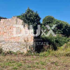 Oprtalj, građevinsko zemljište s ruševinom, 1.042 m²
