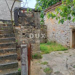 PAZIN,BERAM - Gospodarska zgrada 58m2 sa okućnicom