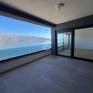 PENTHOUSE STAN S KROVNOM TERASOM, 1 RED DO MORA, VINJERAC - ZADAR