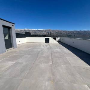 PENTHOUSE STAN S KROVNOM TERASOM, 1 RED DO MORA, VINJERAC - ZADAR
