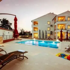 PEROJ – LIJEPO UREĐEN APARTMAN SA ZAJEDNIČKIM BAZENOM