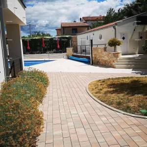 PEROJ – LIJEPO UREĐEN APARTMAN SA ZAJEDNIČKIM BAZENOM
