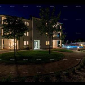 PEROJ, LIJEPO UREĐEN STAN U ZGRADI SA ZAJEDNIČKIM BAZENOM