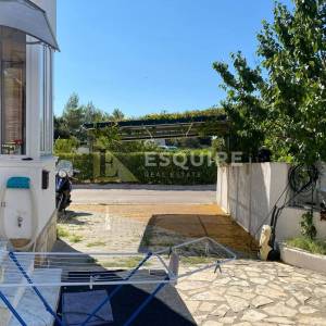 PETRČANE – Dvoetažni apartman s dodatnom jedinicom, jacuzzijem i uređenim vrtom od 176 m²!
