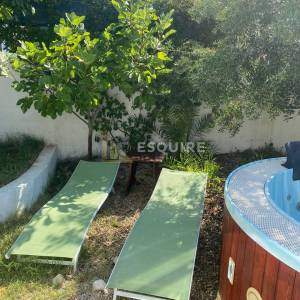 PETRČANE – Dvoetažni apartman s dodatnom jedinicom, jacuzzijem i uređenim vrtom od 176 m²!