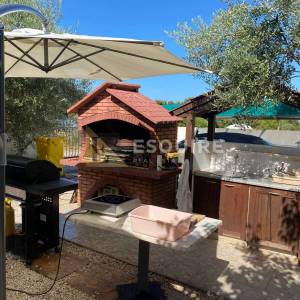 PETRČANE – Dvoetažni apartman s dodatnom jedinicom, jacuzzijem i uređenim vrtom od 176 m²!
