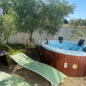 PETRČANE – Dvoetažni apartman s dodatnom jedinicom, jacuzzijem i uređenim vrtom od 176 m²!
