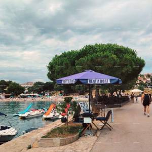 Pješčana uvala.Luksuzni stan s pogledom na more, 30 m od plaže, savršen za obitelj