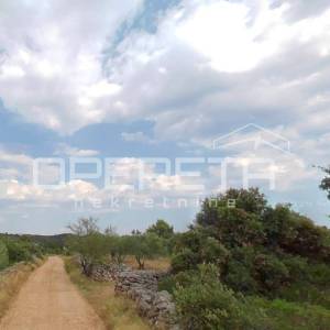 Poljoprivredna parcela 829m2 s dobrim pristupom,  Ilovica, Vinišće
