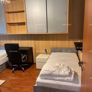 Poreč – Dekumanova ulica, pješačka zona. Prostrani i potpuno opremljeni stan na odličnoj lokaciji!