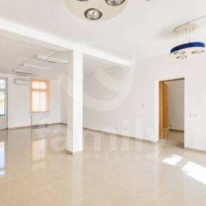POSLOVNI PROSTOR 58m2 ZA NAJAM