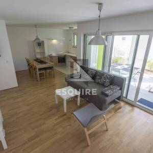 PRIVLAKA – Namješten apartman u prizemlju s velikim vrtom, 90 m od mora!!