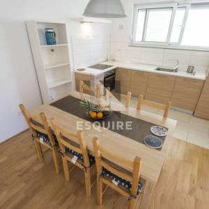 PRIVLAKA – Namješten apartman u prizemlju s velikim vrtom, 90 m od mora!!