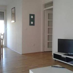 PRIVLAKA – Namješten apartman u prizemlju s velikim vrtom, 90 m od mora!!