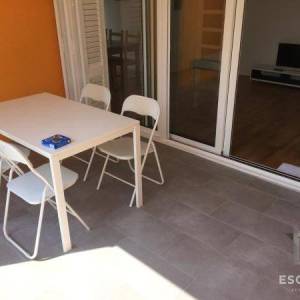 PRIVLAKA – Namješten apartman u prizemlju s velikim vrtom, 90 m od mora!!