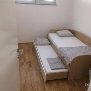 PRIVLAKA – Namješten apartman u prizemlju s velikim vrtom, 90 m od mora!!