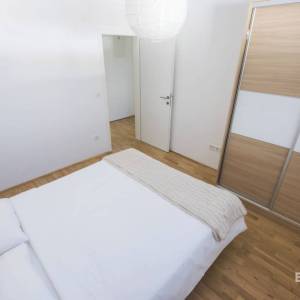 PRIVLAKA – Namješten apartman u prizemlju s velikim vrtom, 90 m od mora!!
